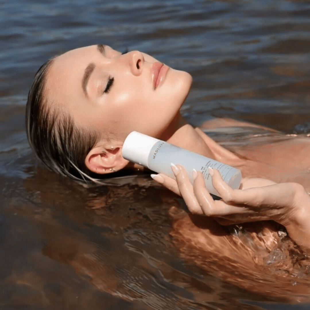 model with set me setting spray in standard size