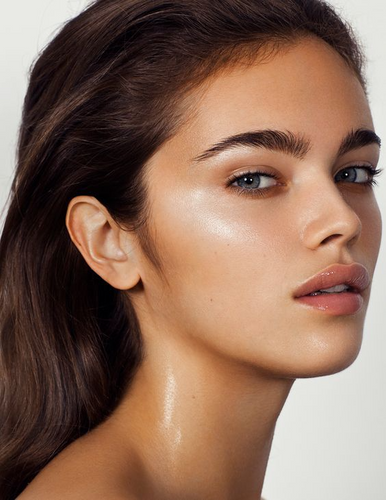 A Makeup Kit That Creates The Perfect Glowing Summer Look